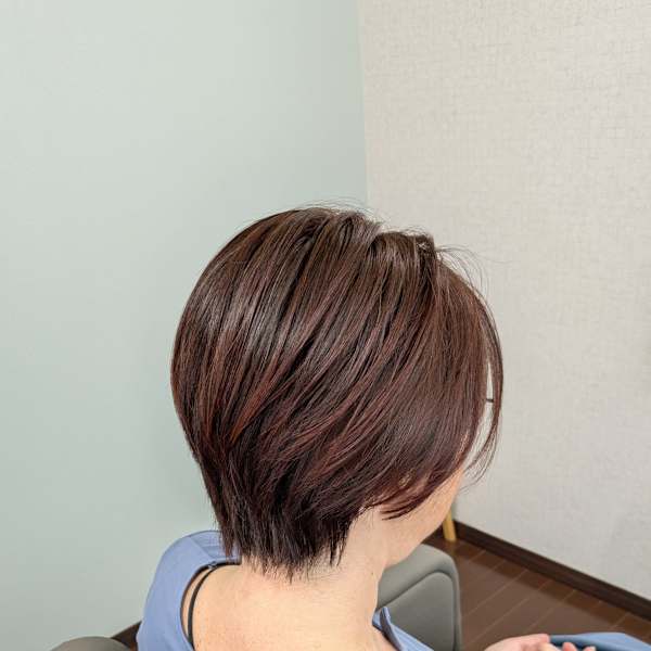 ピンク×ショートで大人な艶感を