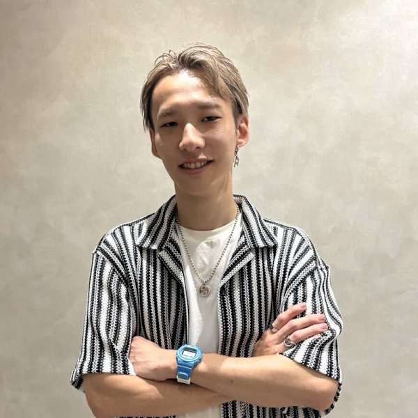 全席個室美容室 Zina 高槻 髪質改善＆トリートメント【コシツビヨウシツジーナタカツキカミシツカイゼントリートメント】のスタッフ紹介。中本 輝人