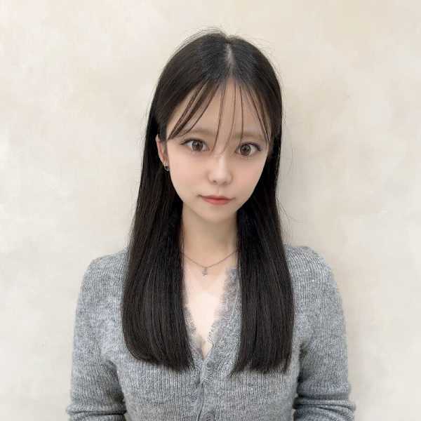 Zina 難波 髪質改善/前髪カット/韓国レイヤーカット【ジーナ】【ジーナ ナンバ カミシツカイゼンマエガミカットカンコクレイヤーカット】のスタッフ紹介。REINA 