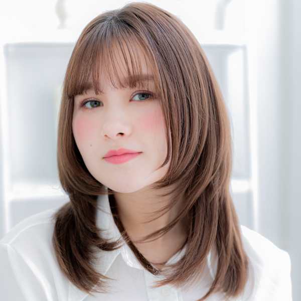 暗髪フェザーバングレイヤーカットセミディ くすみベージュ