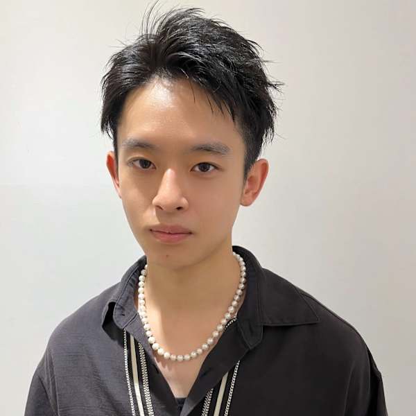 ツーブロック 黒髪ショート アップバング 爽やかヘア 20代