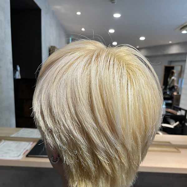 ホワイトブロンドショート