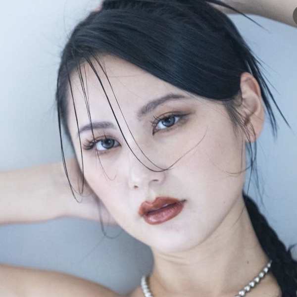 スタイリッシュなアップヘア