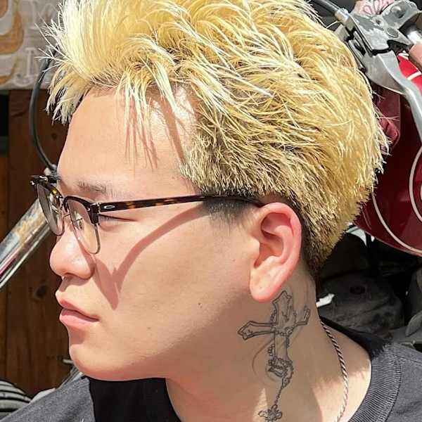 金髪スパイキーショート