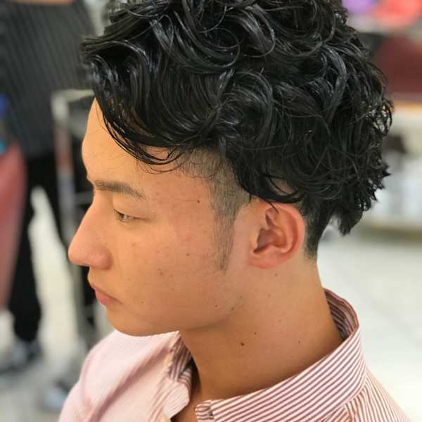 大人のメンズパーマ七三分けソフトツイスト無造作束感黒髪