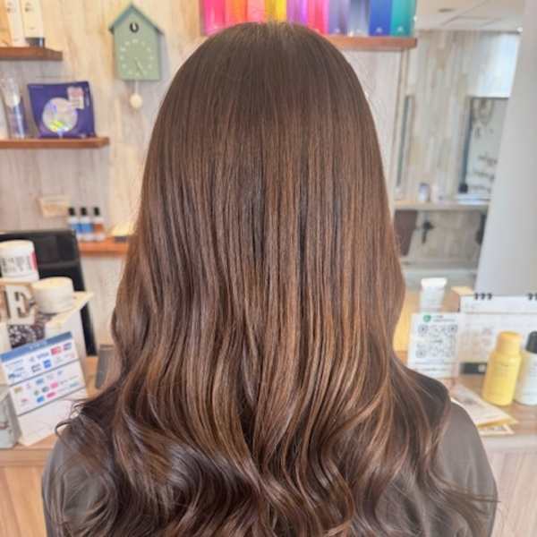 ベージュカラー似合わせカットセミロング|Salut by IZA