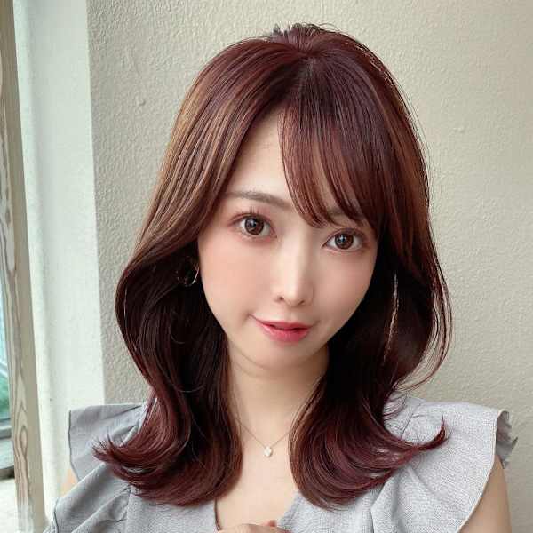 2wayバングでイメチェン顔まわりレイヤーのくびれヘアが人気