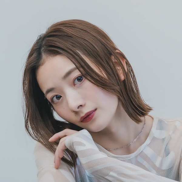 グレーベージュ大人ナチュラル外ハネ結べるショートボブ長め前髪