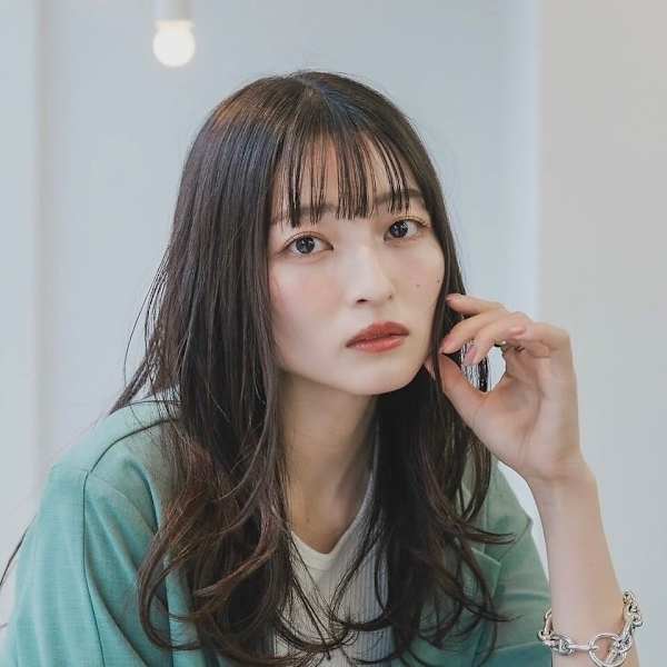うるつや透明感アッシュグレージュ小顔シースルーバング
