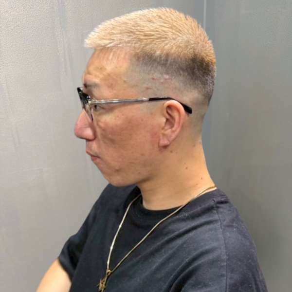 ブロンドベージュ ベリーショート ブリーチ 刈り上げ 40代