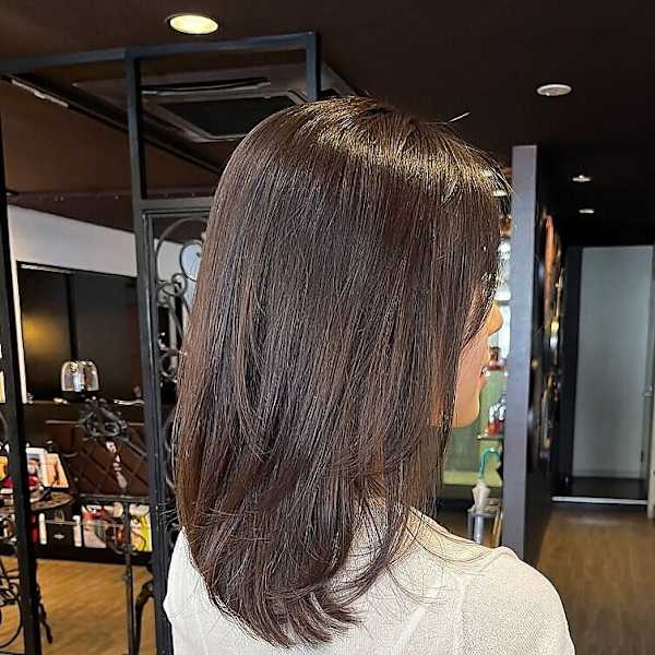 さら艶ミディアムヘア×顔周りレイヤー