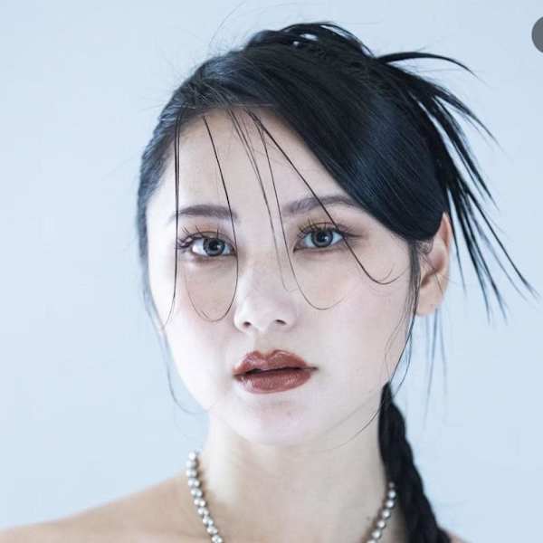 スタイリッシュなアップヘア