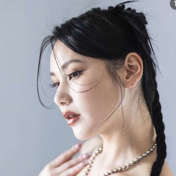 スタイリッシュなアップヘア