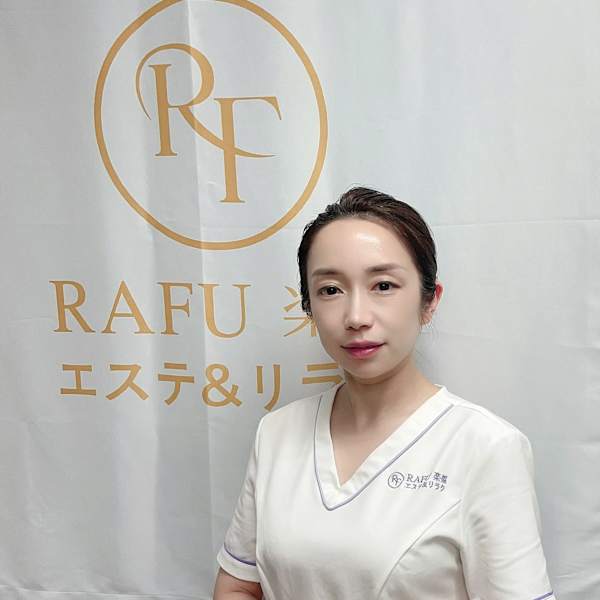 楽福 RAKUFUKU 小顔矯正・毛穴ケア・リンパマッサージ【ラクフク コガオキョウセイ ケアナケア リンパマッサージ】のスタッフ紹介。ミユキ サカエ
