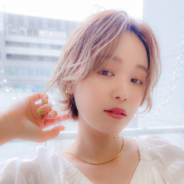 センターパート&ショートウルフ/ブリーチ/ベージュ