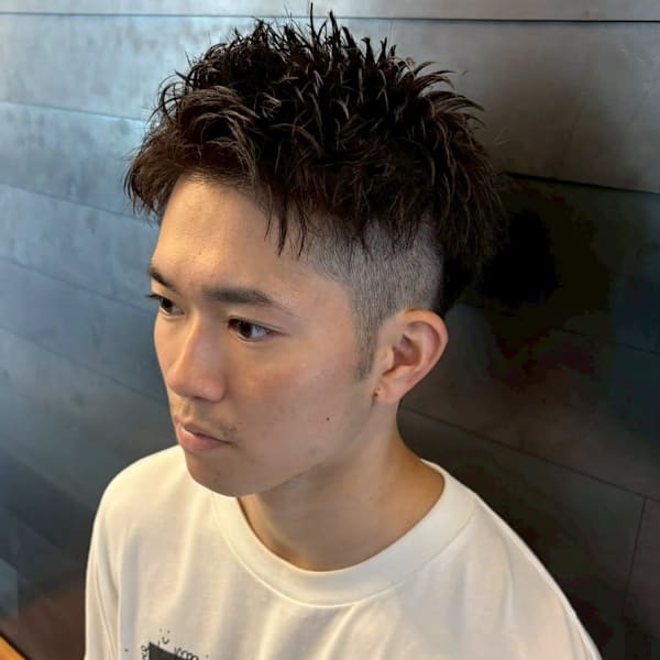 束感ショート 黒髪 ツーブロック 刈り上げ アップバング