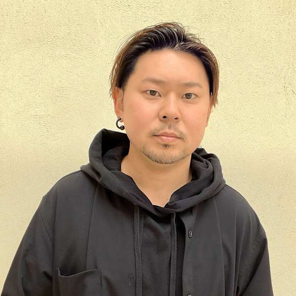 Of HAIR OMOTESANDO【オブヘアーオモテサンドウ】のスタッフ紹介。岡田 慎矢