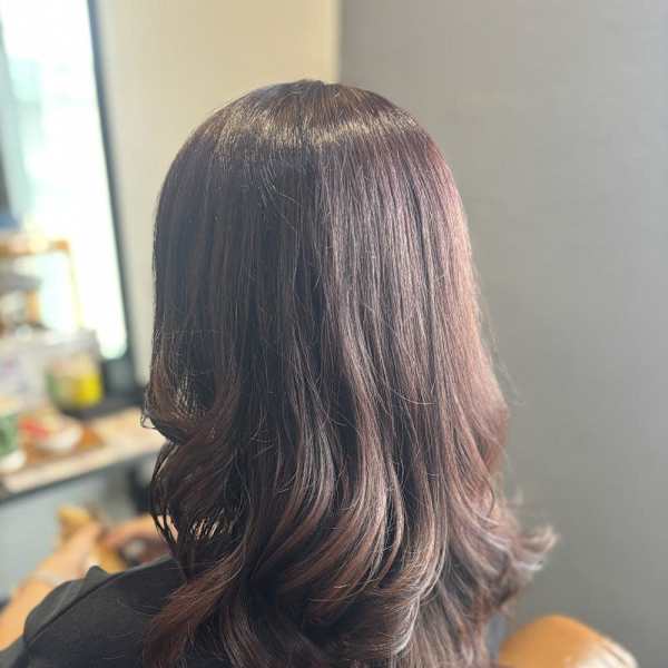 ツヤ感たっぷりのボルドー系カラー|半個室型美容室 Sourire 九産大前店