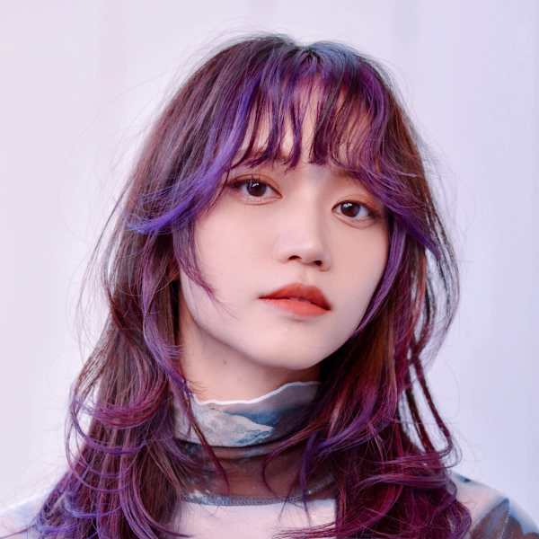 顔周りレイヤーカットチェリーバイオレットカラーインナーカラー