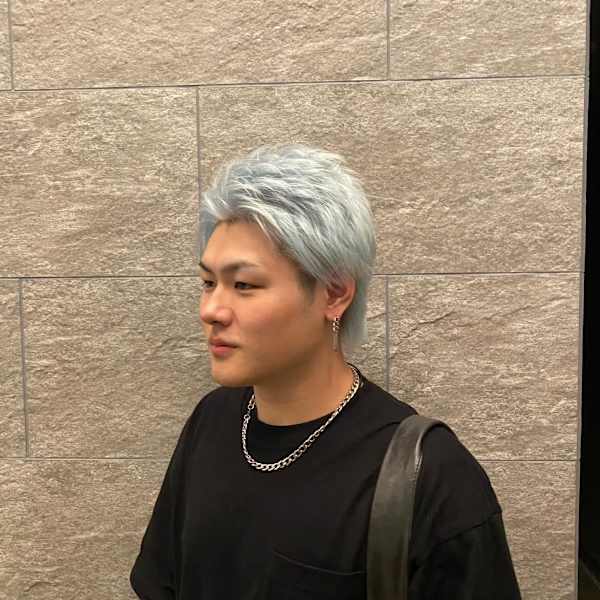 水色カラーで仕上げる　ツーブロックショートスタイル