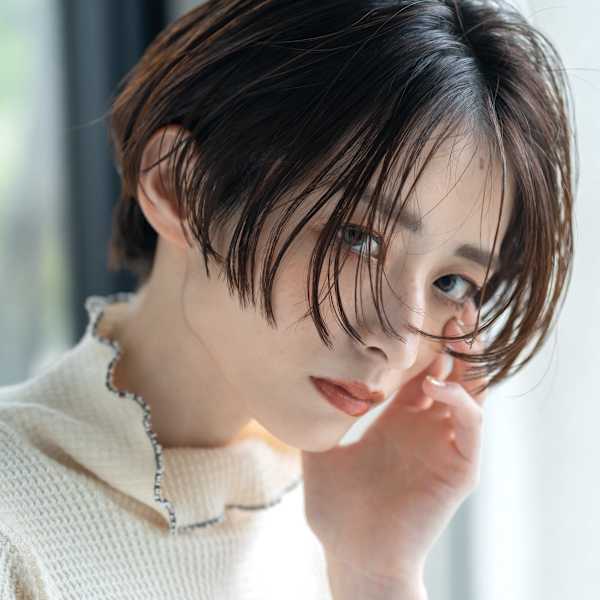 スリークラインのフェミニンハンサムショート