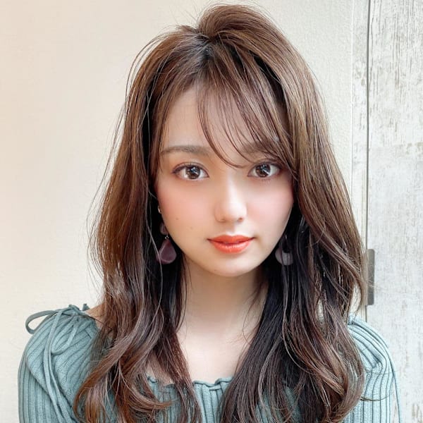 30代小顔に見えるくびれヘアレイヤー × オリーブグレージュ