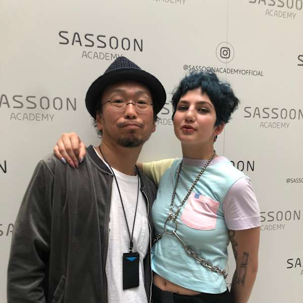 ブルーカラー＆ショートヘアスタイル
