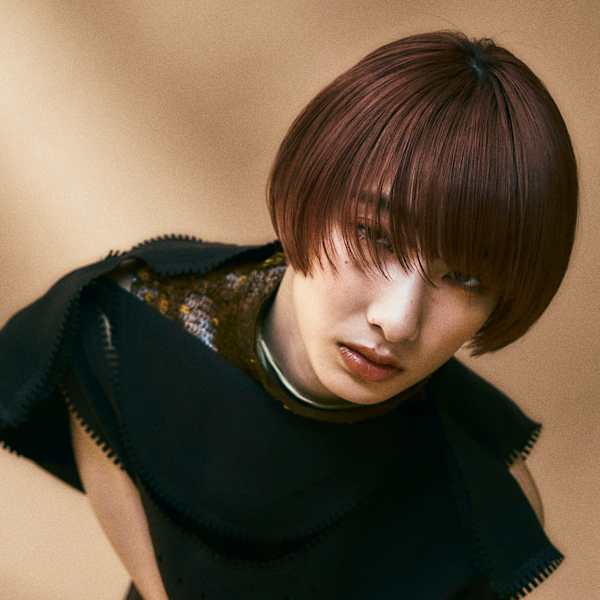 深みモーブレッドカラーと長め前髪でモードマッシュショート