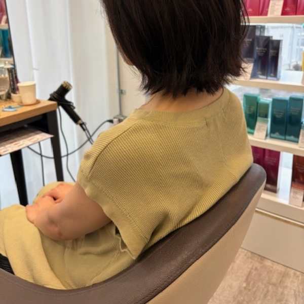 オリーブベージュ　大人ボブスタイル