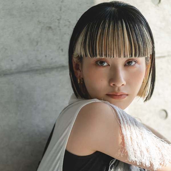 スーパーワイドバング×フェイスフレーミングカラーのモードボブ