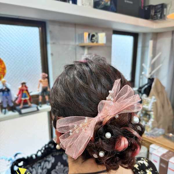 【ヘアセット】 ピンクリボンで華やかさを添えたパールアレンジ