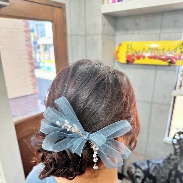【ヘアセット】 くすみリボンで魅せる上品シニヨンアレンジ
