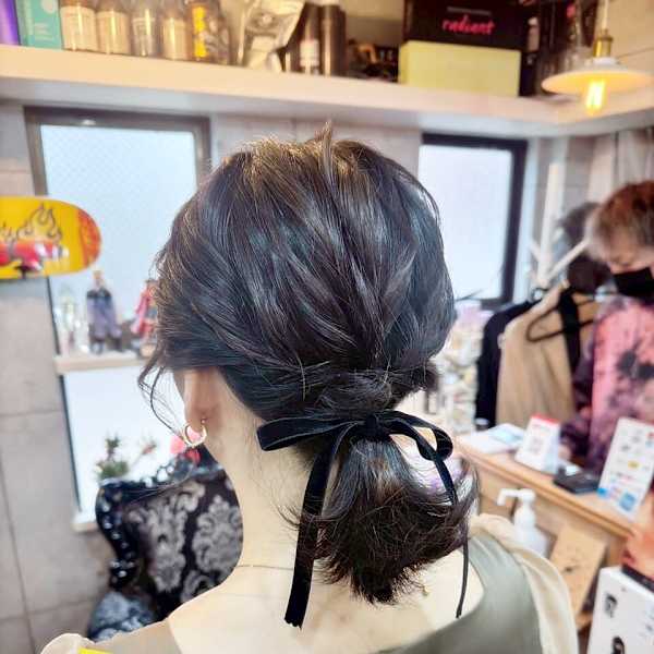 【ヘアセット】 黒リボンが映える大人の上品ローポニー 