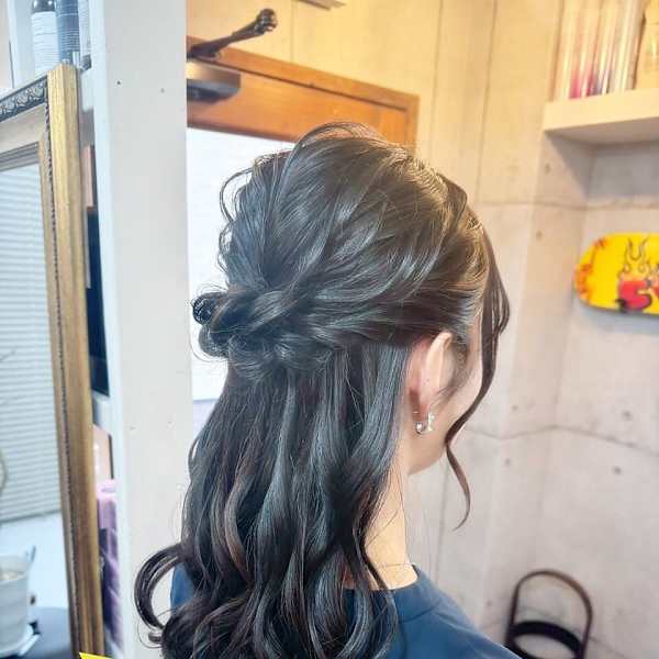 【ヘアセット】 ねじりで魅せる王道フェミニンハーフアップ