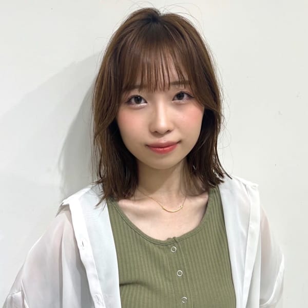 オリーブベージュ ミディアム 顔周りレイヤー 20代|Ai WilL