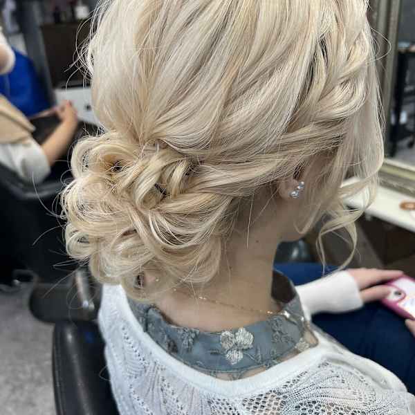 ハイトーンに映える柔らか質感のまとめシニヨン