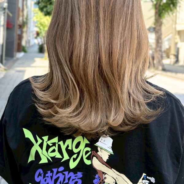 ベージュグラデーション/外ハネ/ハイトーン