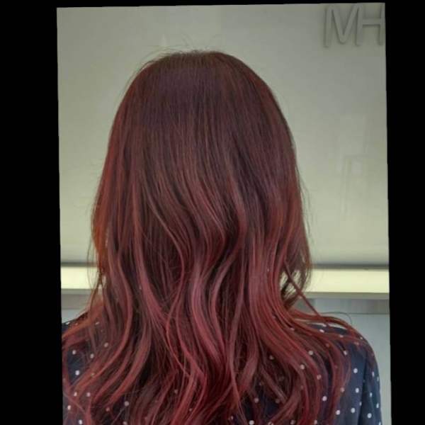 マニキュアで艶髪ヘアー