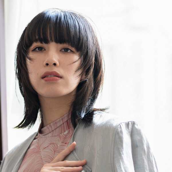 ぱっつん厚めワイドバングのモードマッシュウルフボブ