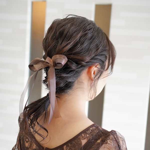 編み込みローポニー×リボンアレンジ