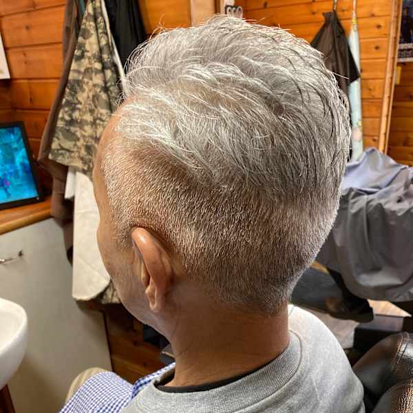 グレーヘアのツーブロックスタイル