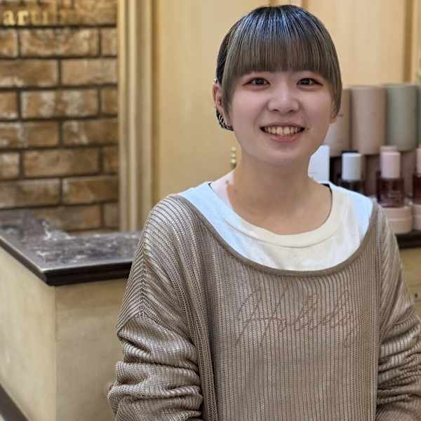 Ellen by artina 新宿店【エレンバイアルティナ シンジュクテン】のスタッフ紹介。吉田 裕香