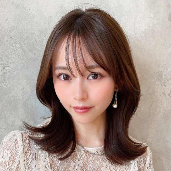 2wayバングでイメチェン顔まわりレイヤーのくびれヘアが人気