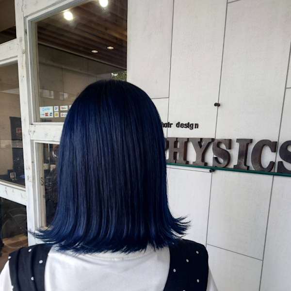 ネイビーブルーカラーの外ハネスタイル|PHYSICS