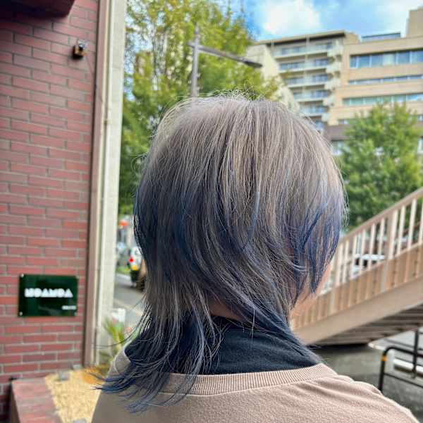 ホワイトベージュウルフにアクセントブルー