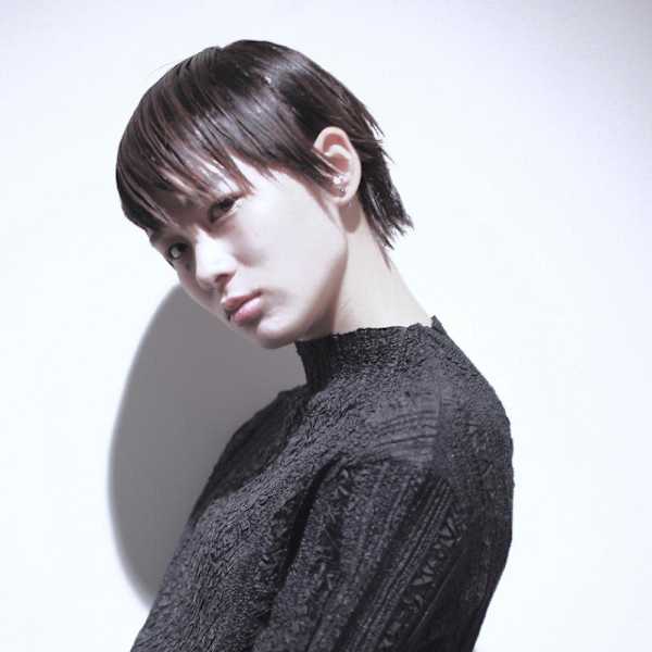 くびれヘアアプリコットオレンジ夏ハイライトカラー黒髪ショート