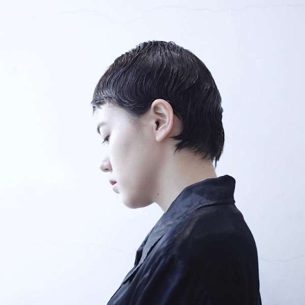 くびれヘアアプリコットオレンジ夏ハイライトカラー黒髪ショート