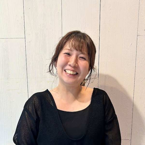 EARTH/M 新小岩店【ヘアメイクアースモード  シンコイワテン】のスタッフ紹介。小林　亜美