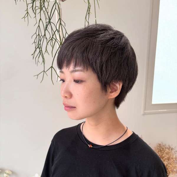 《花屋併設の美容院》グレージュ×ショート
