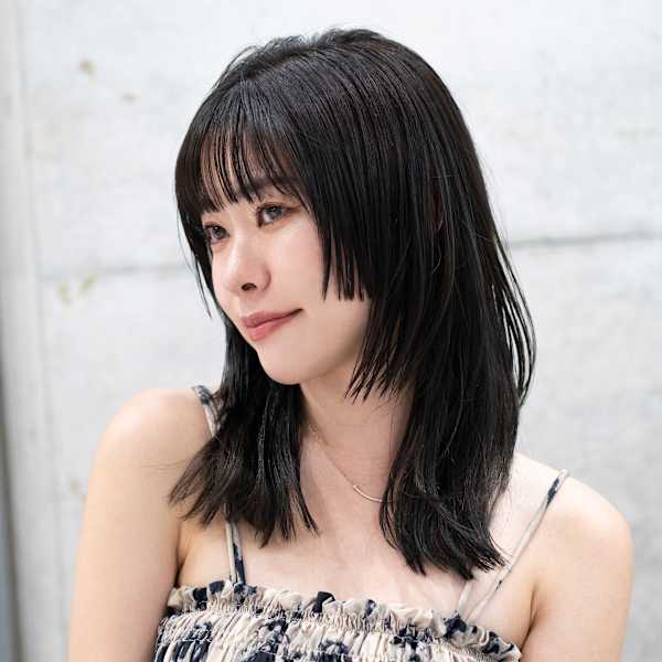 ステップカットがモードでおしゃれな黒髪セミロングレイヤー